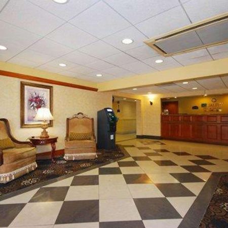 Quality Inn & Suites Bensalem Esterno foto