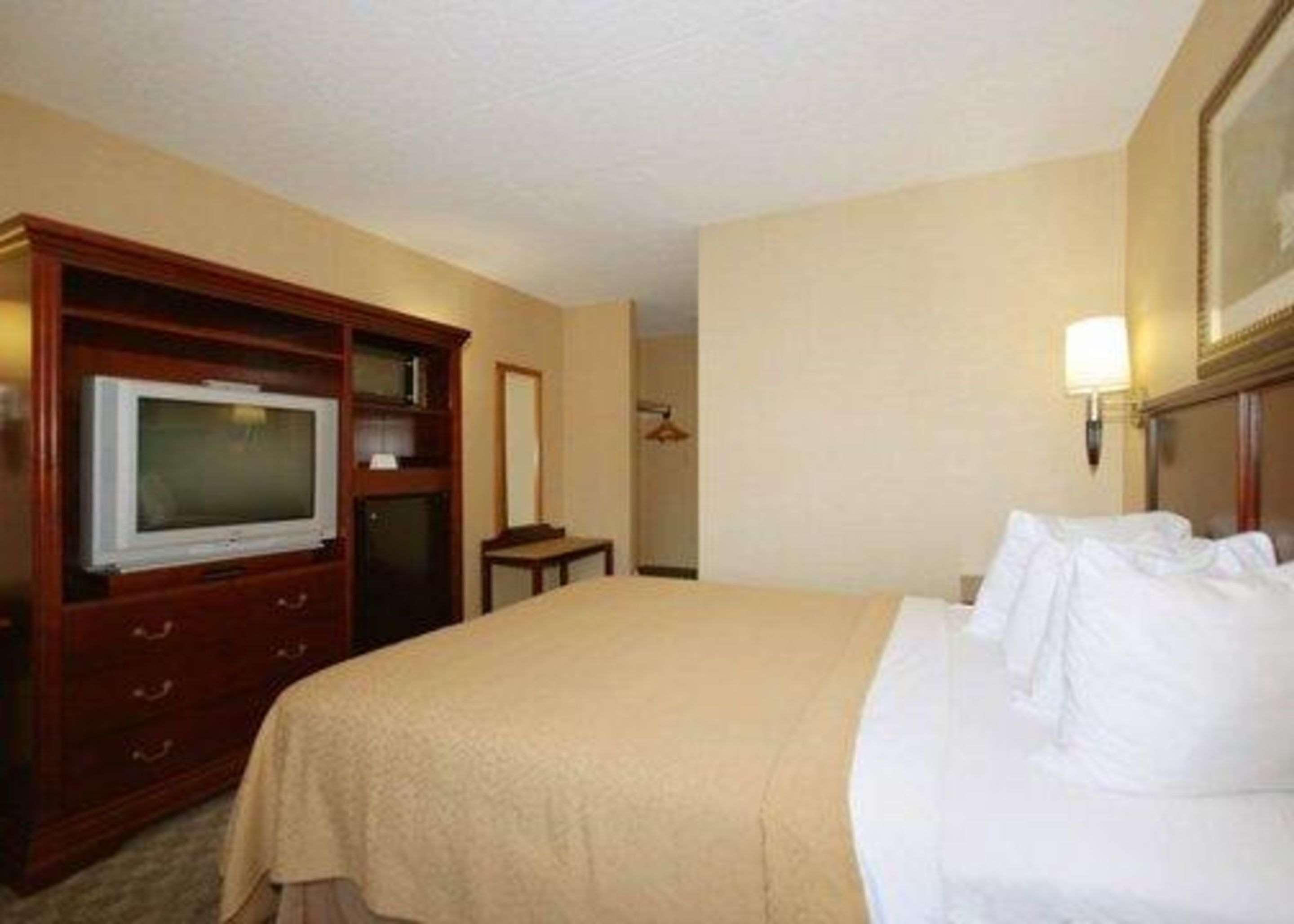 Quality Inn & Suites Bensalem Esterno foto