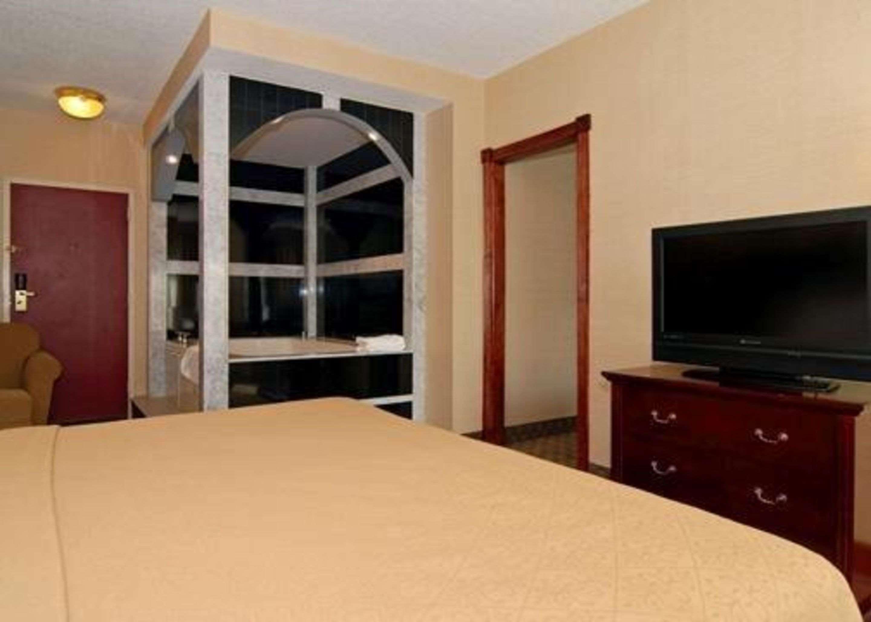 Quality Inn & Suites Bensalem Esterno foto