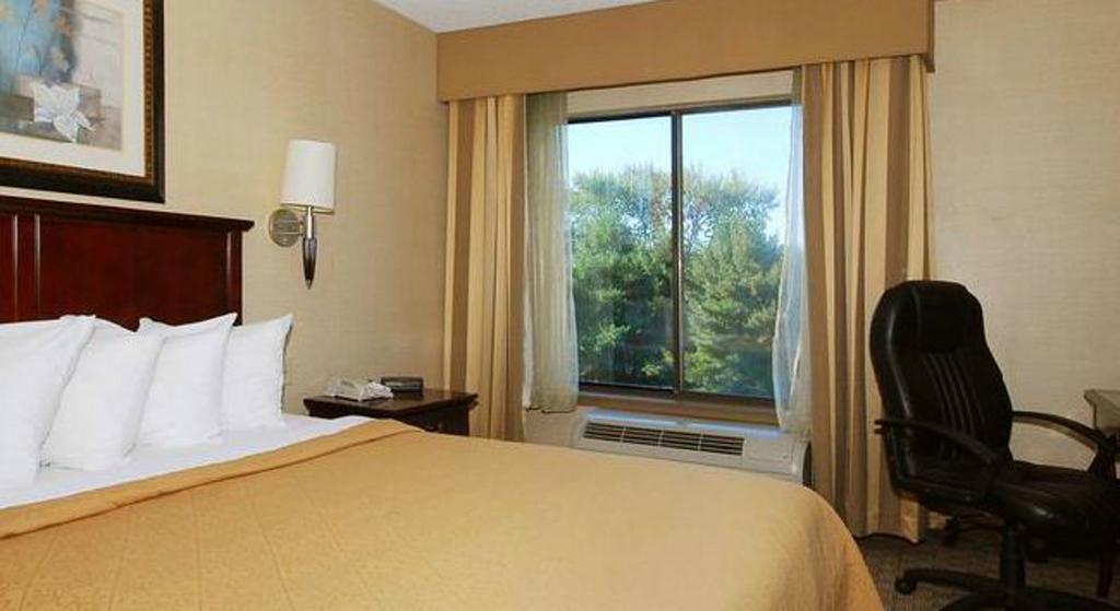 Quality Inn & Suites Bensalem Esterno foto