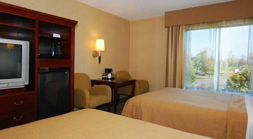 Quality Inn & Suites Bensalem Esterno foto