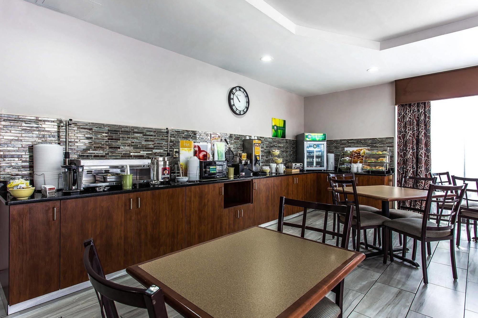Quality Inn & Suites Bensalem Esterno foto