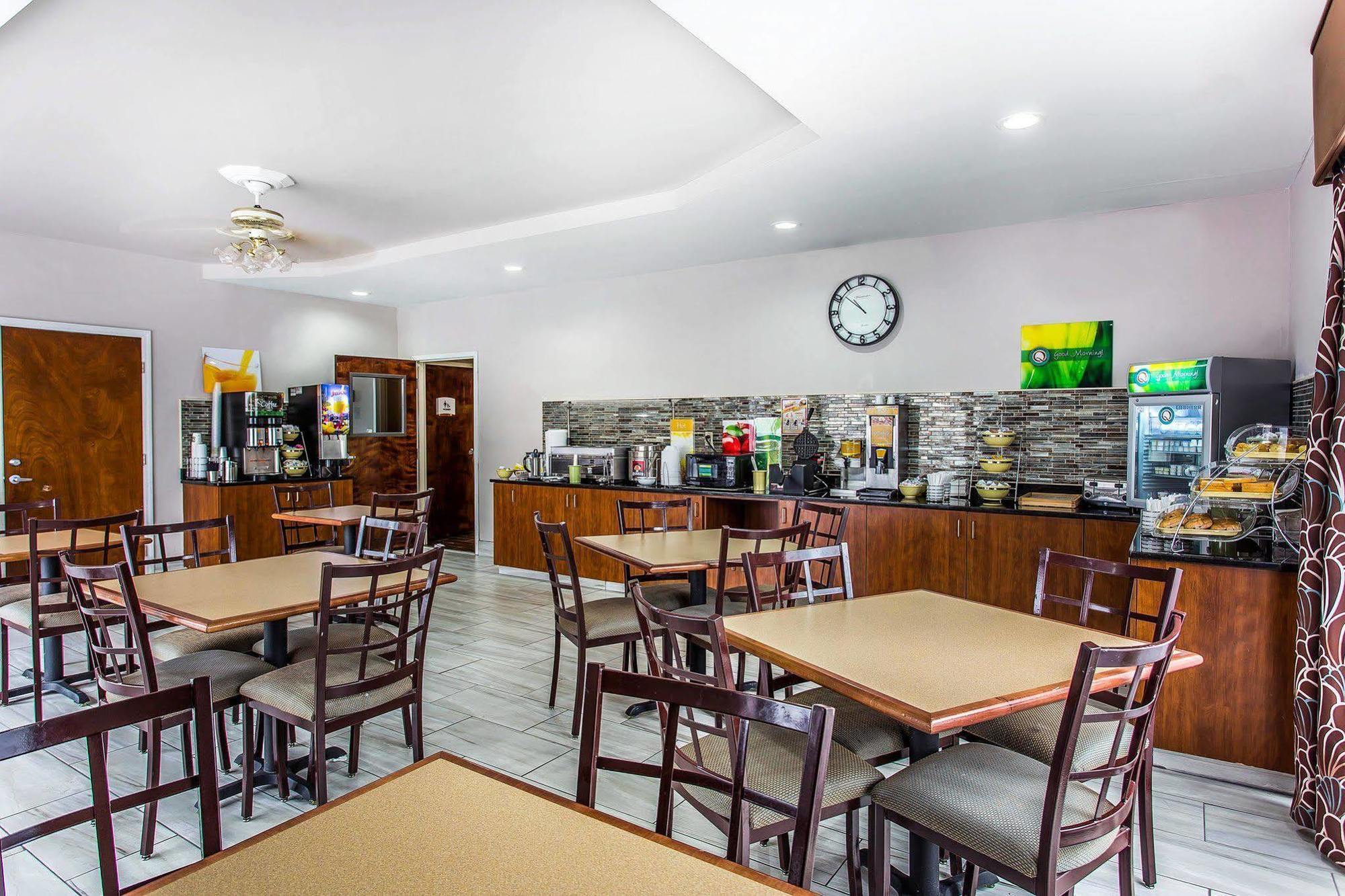 Quality Inn & Suites Bensalem Esterno foto