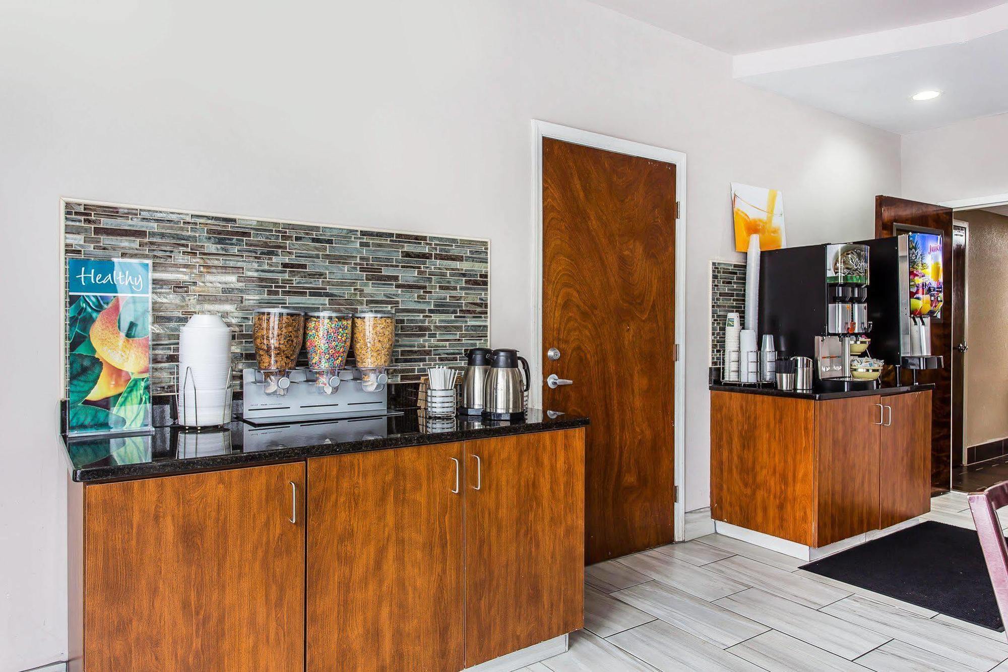 Quality Inn & Suites Bensalem Esterno foto