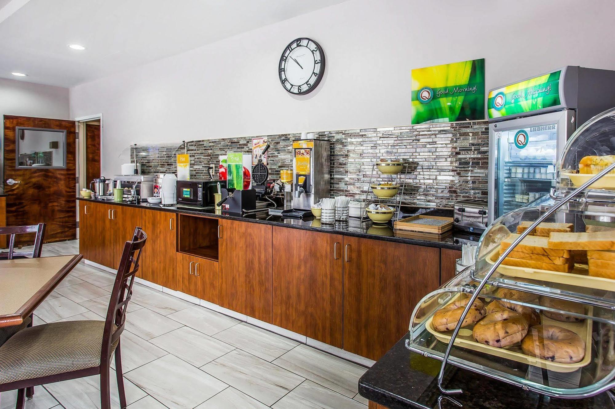 Quality Inn & Suites Bensalem Esterno foto