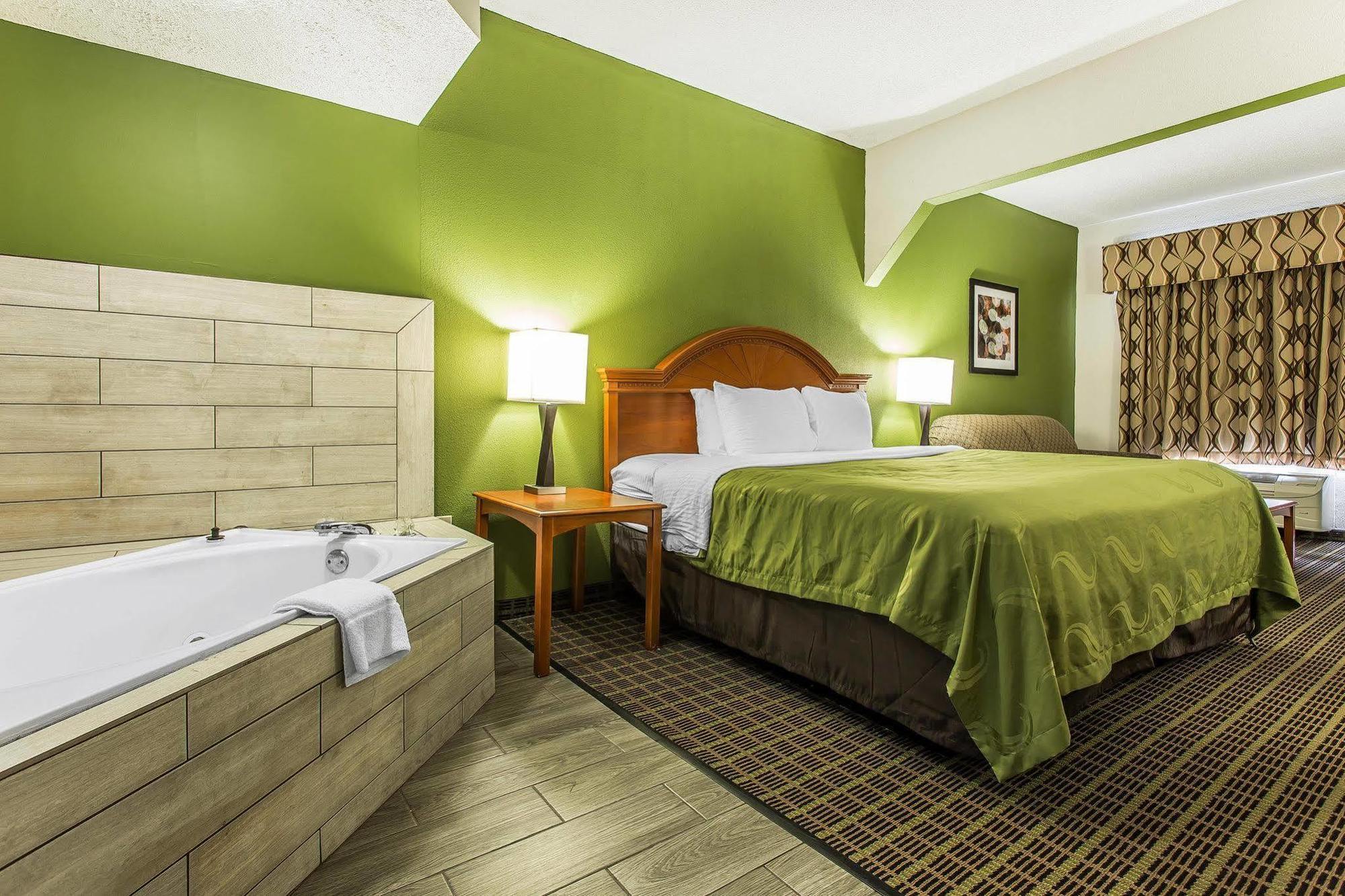 Quality Inn & Suites Bensalem Esterno foto
