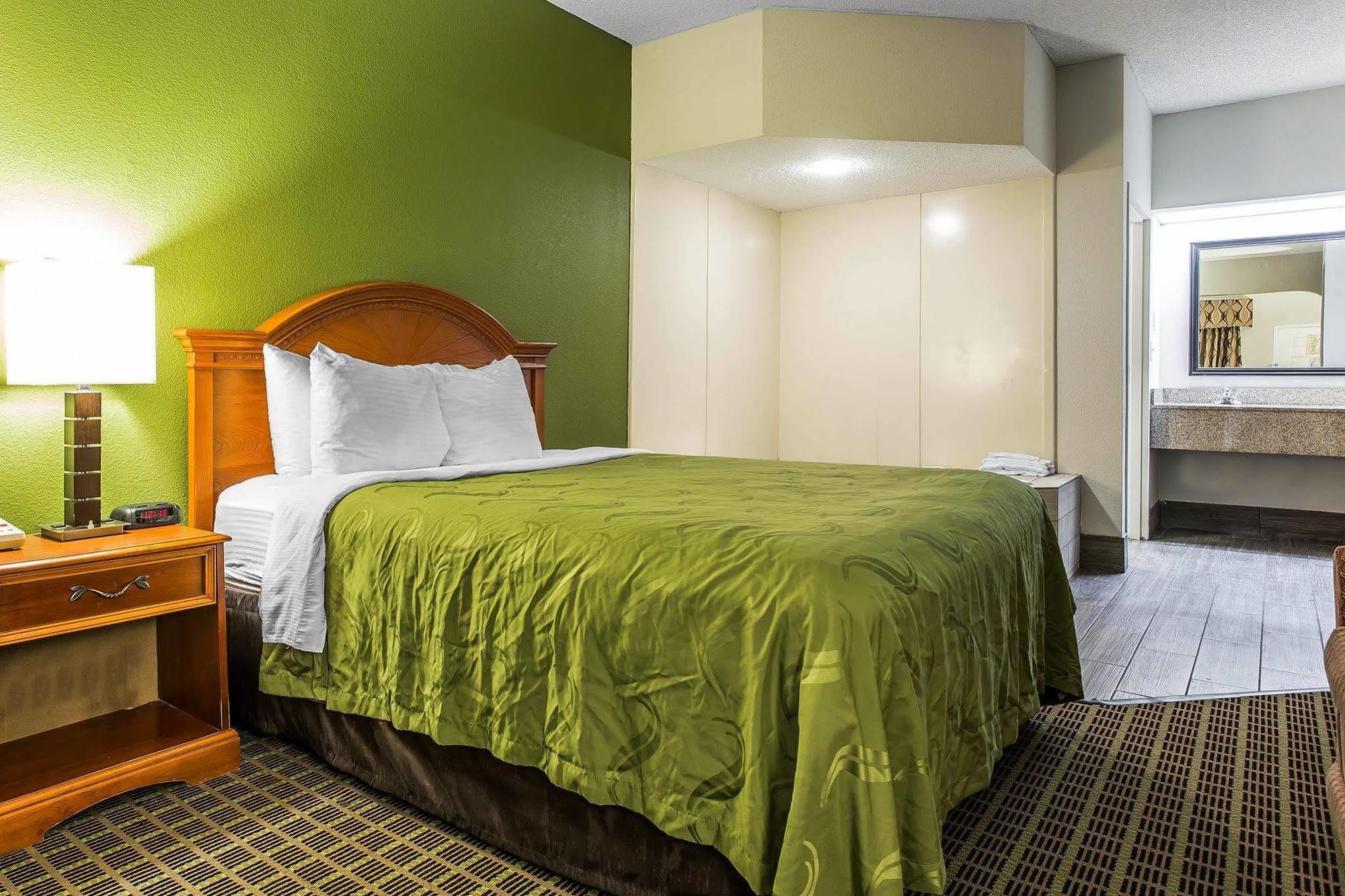 Quality Inn & Suites Bensalem Esterno foto