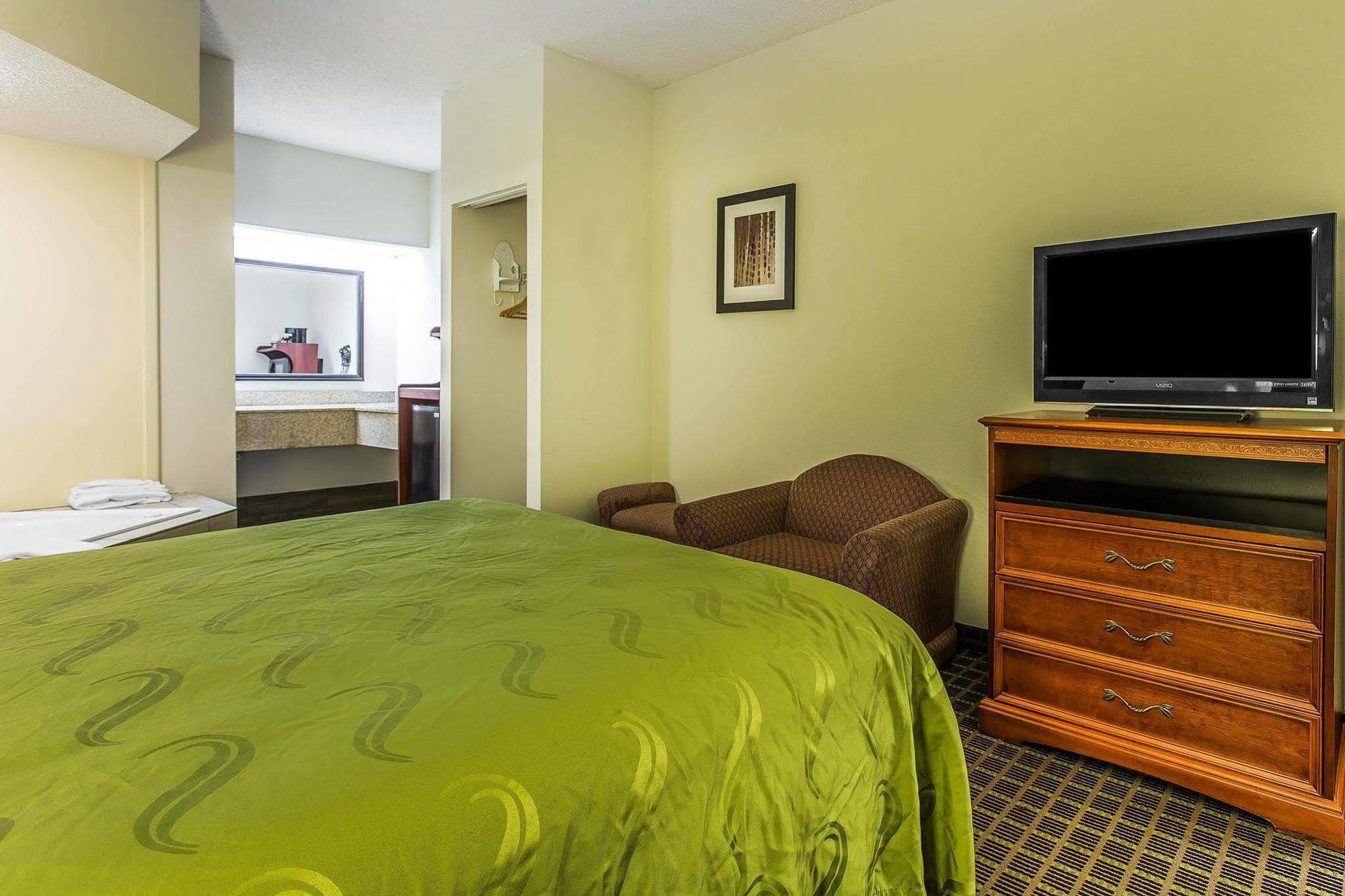 Quality Inn & Suites Bensalem Esterno foto