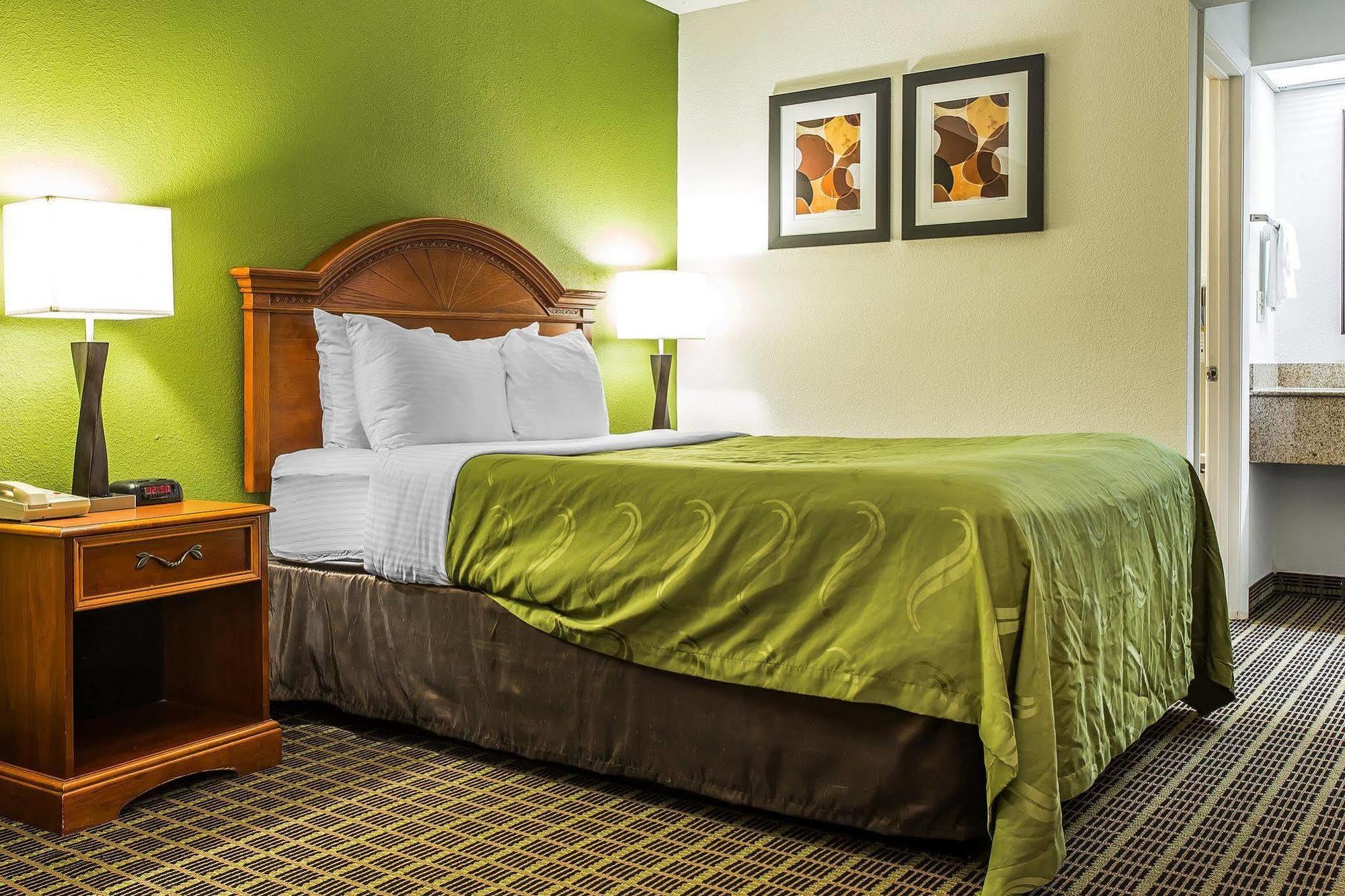 Quality Inn & Suites Bensalem Esterno foto