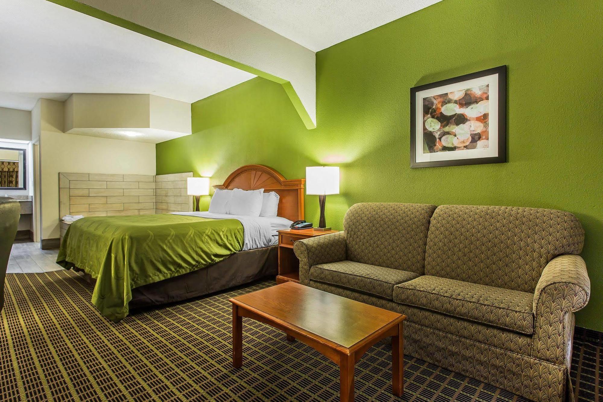 Quality Inn & Suites Bensalem Esterno foto